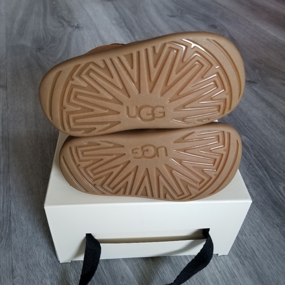 UGG  Toddler Kristjan Chukka. - Picture 8 of 8